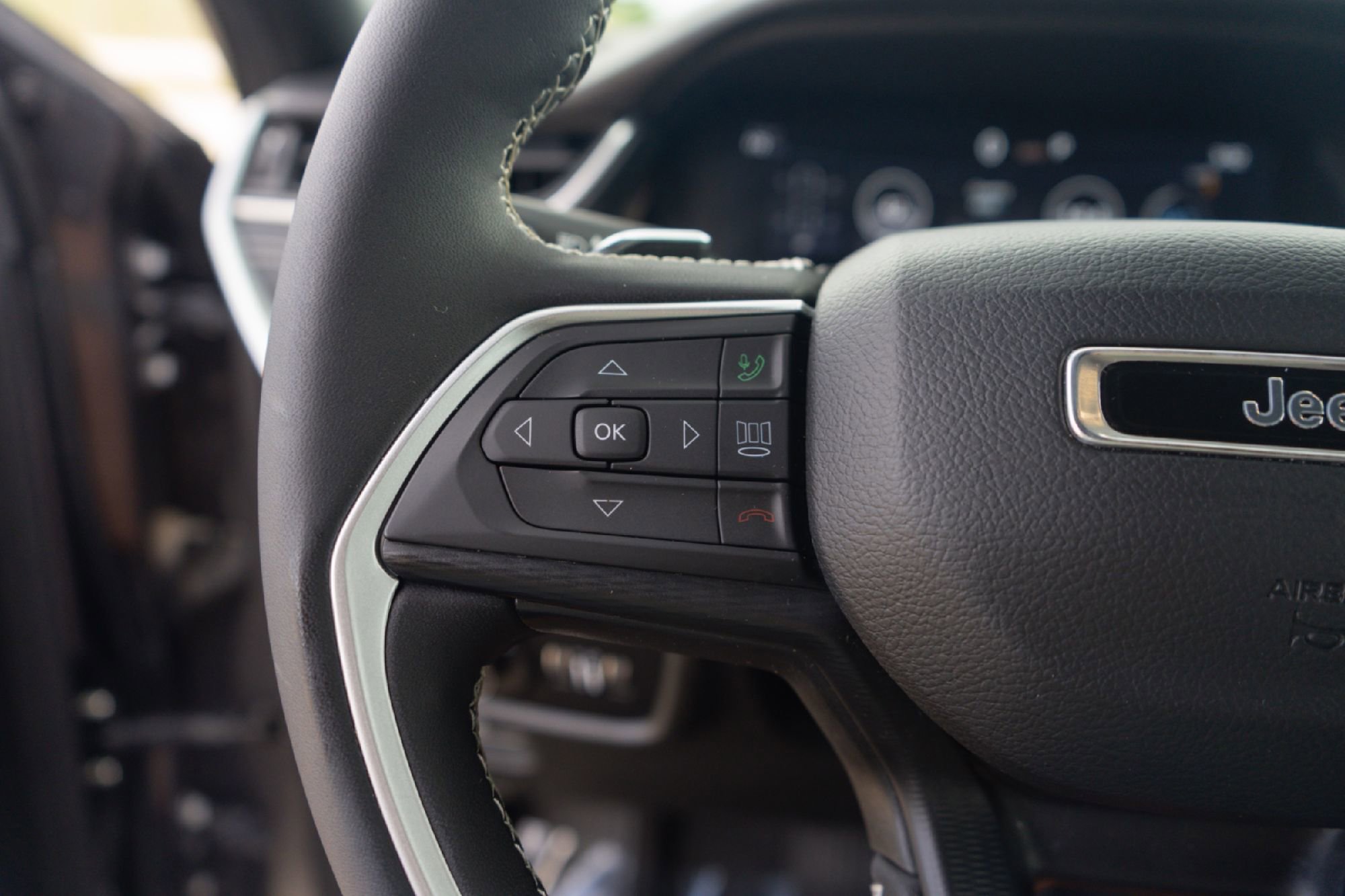 Used 2023 Jeep Grand Cherokee Altitude AWD/4WD image 13