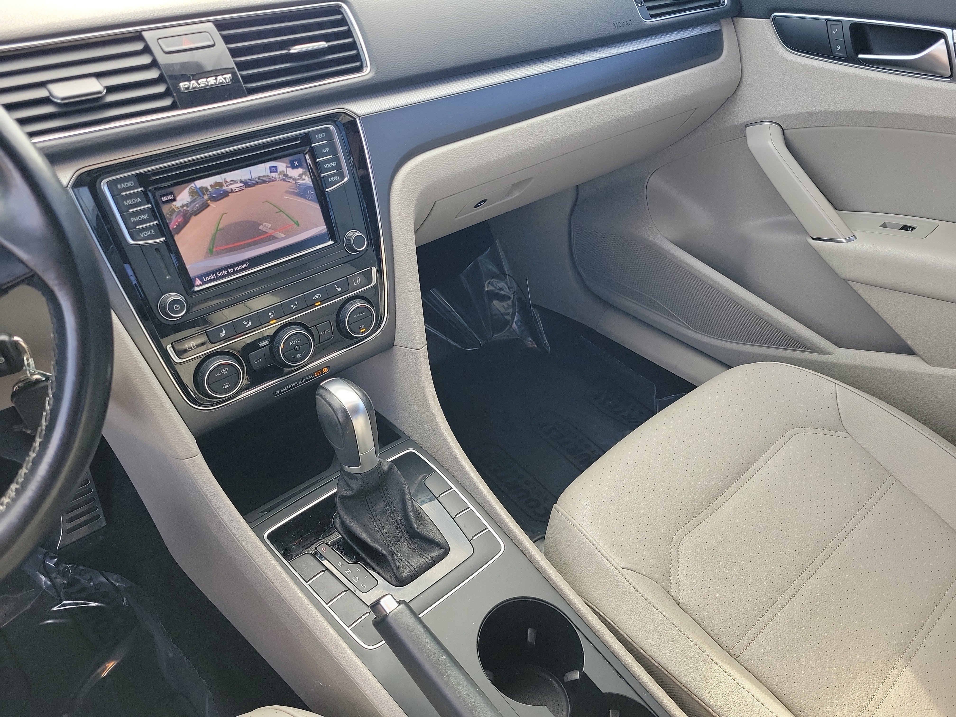 Used 2018 Volkswagen Passat 2.0T R-Line w/ R-Line Lighting Package image 31