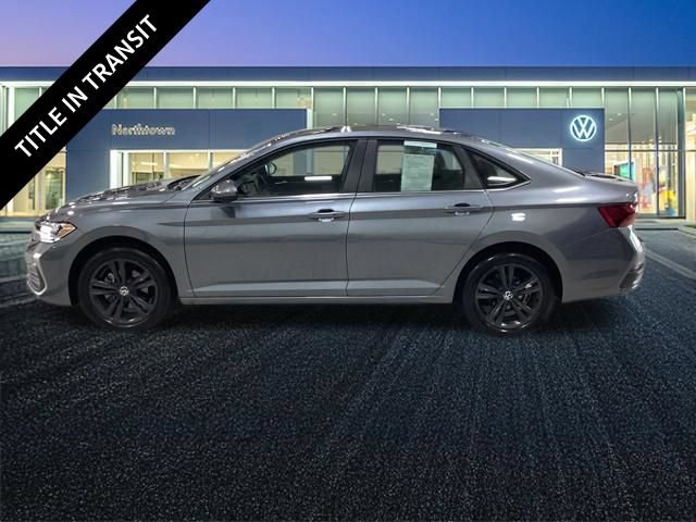 Used 2023 Volkswagen Jetta SE w/ Panoramic Sunroof Package FWD image 2