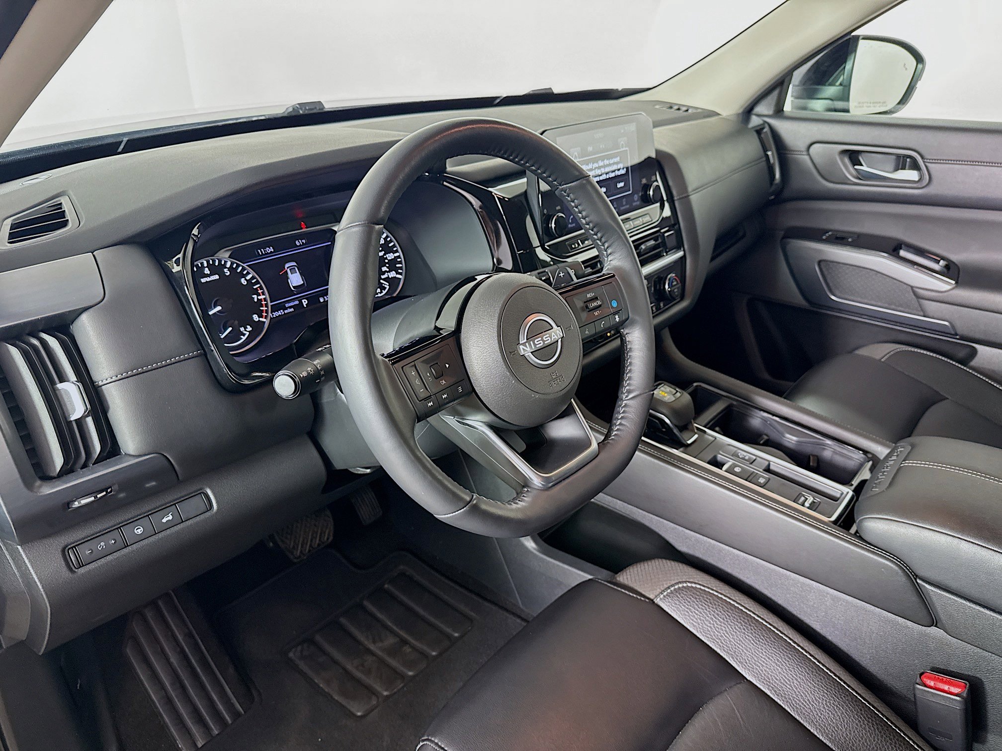 Used 2024 Nissan Pathfinder SL w/ Black Appearance Package image 8