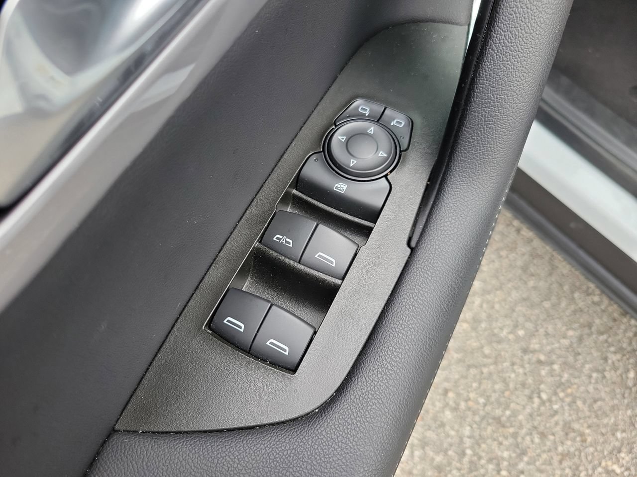 Used 2025 Chevrolet Blazer LT FWD image 13