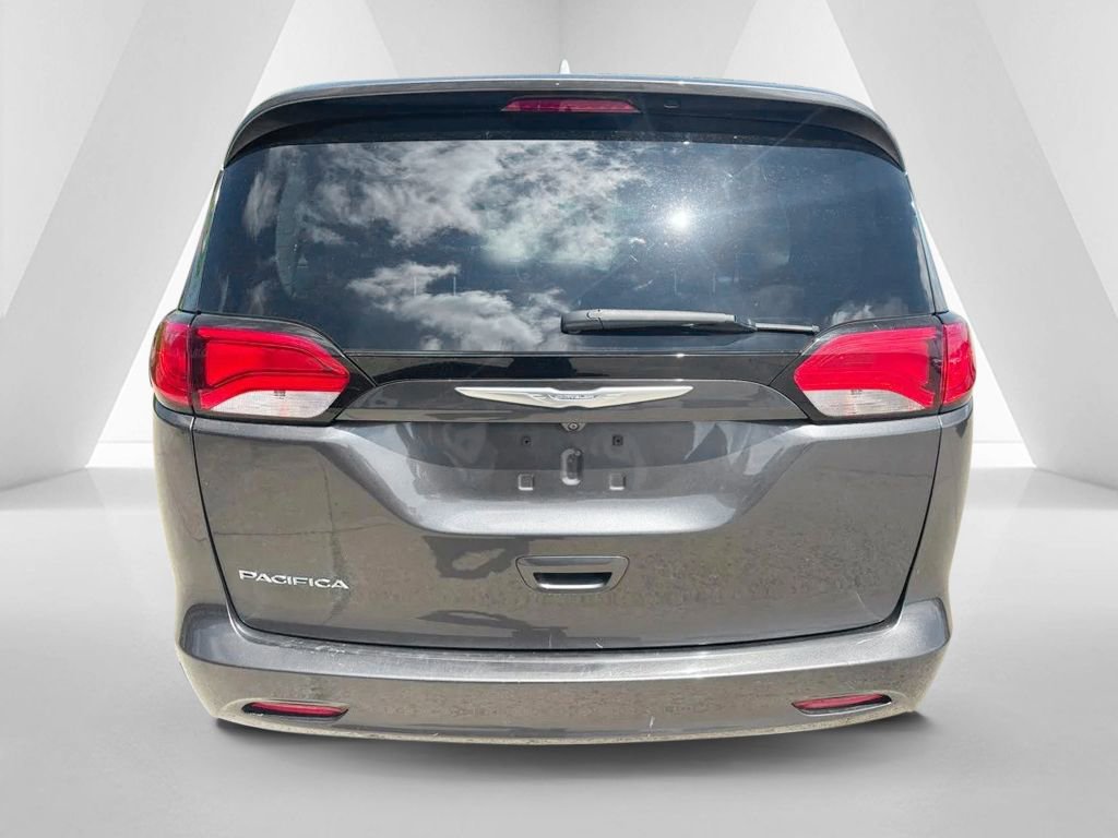 Used 2017 Chrysler Pacifica Touring w/ Tire & Wheel Group FWD image 6