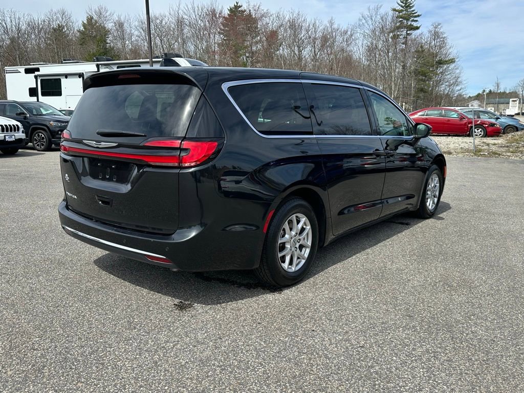 Used 2023 Chrysler Pacifica Touring-L FWD image 5
