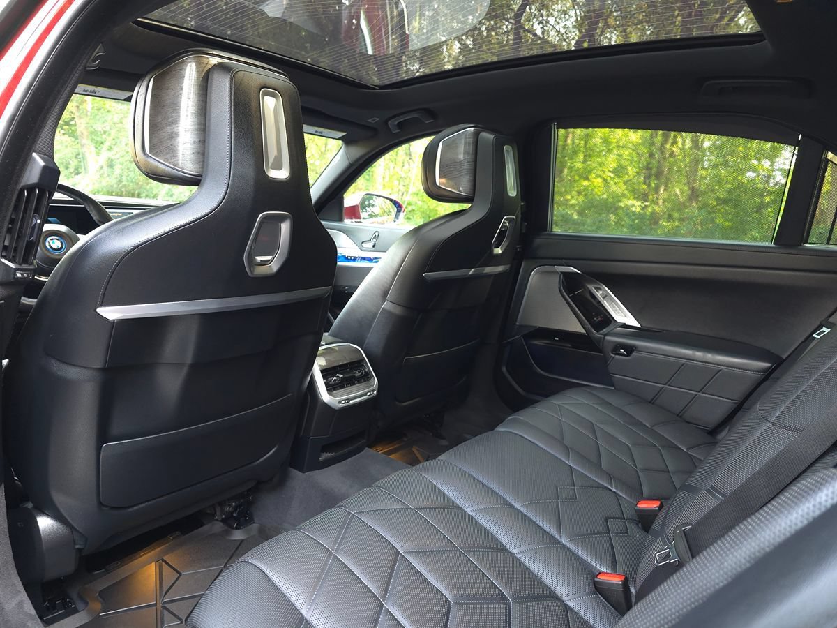 Used 2024 BMW i7 xDrive60 AWD/4WD image 15