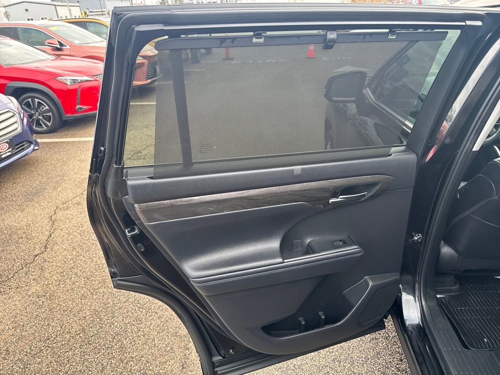 Used 2024 Toyota Highlander Platinum image 41