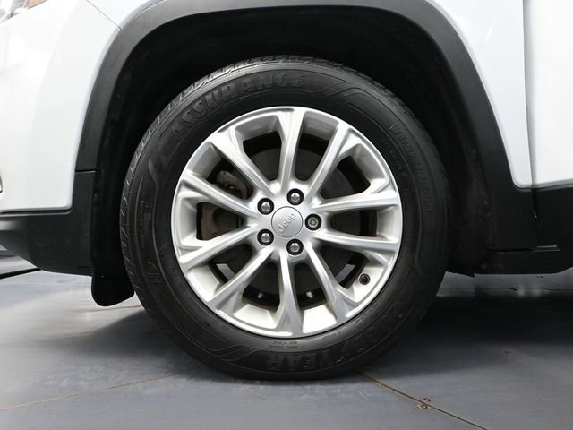 Used 2019 Jeep Cherokee Latitude w/ Popular Appearance Group image 16