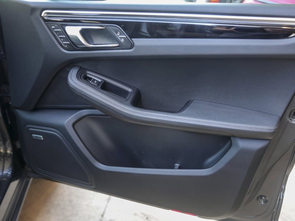 Certified 2021 Porsche Macan image 39