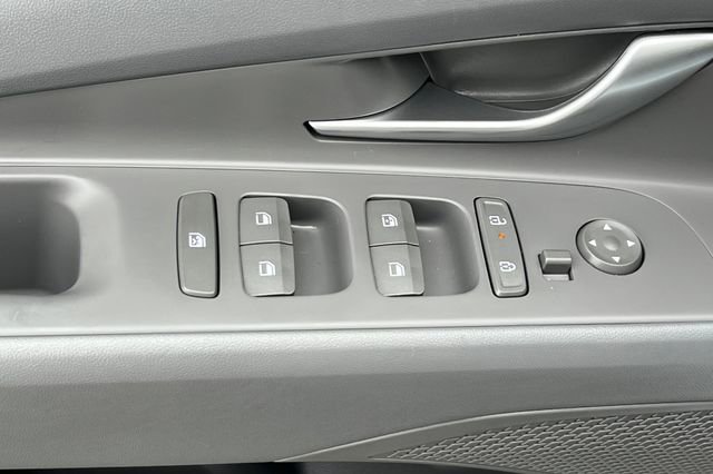 Used 2025 Hyundai Elantra SEL FWD image 15
