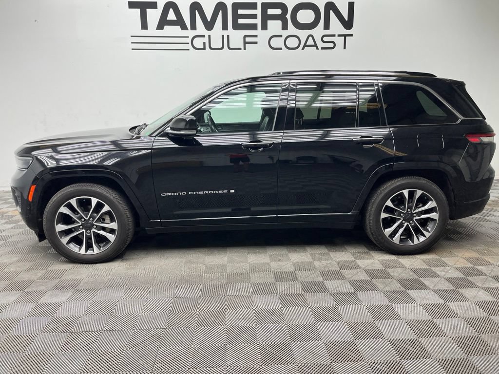 Used 2022 Jeep Grand Cherokee Overland w/ Luxury Tech Group IV AWD/4WD image 2