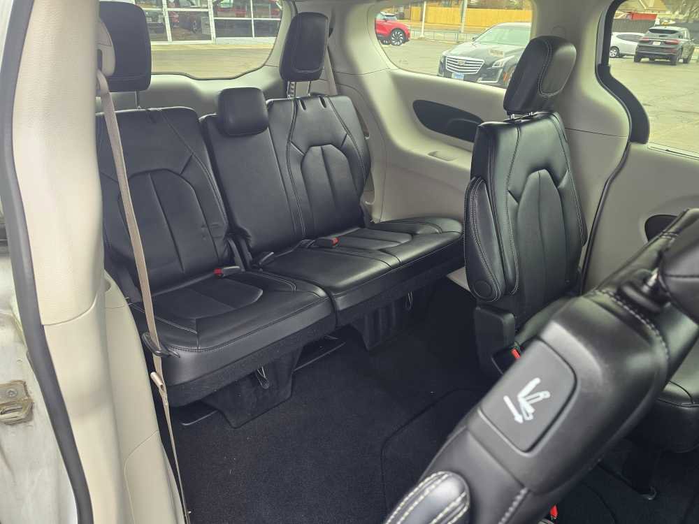 Used 2024 Chrysler Pacifica Touring-L image 22