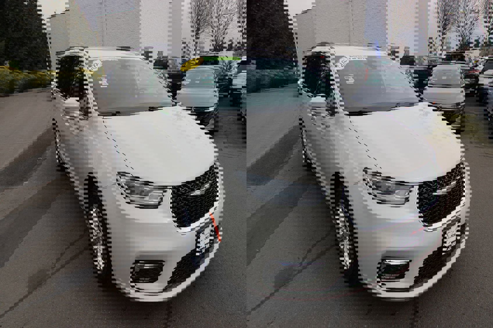 Used 2021 Chrysler Pacifica Touring image 1