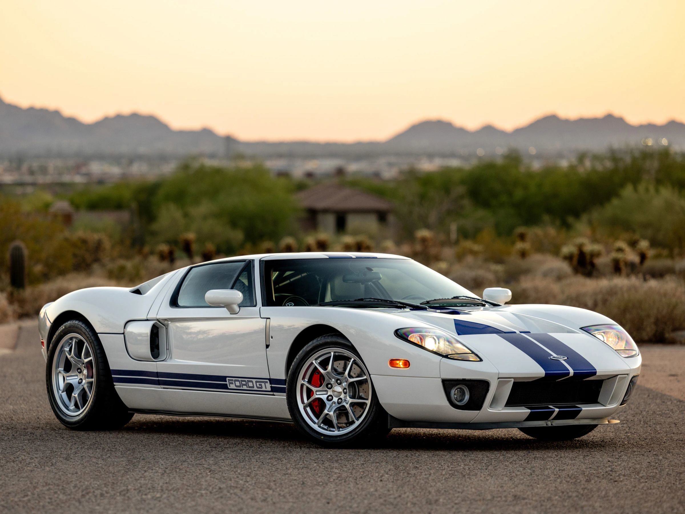Used 2005 Ford GT image 1