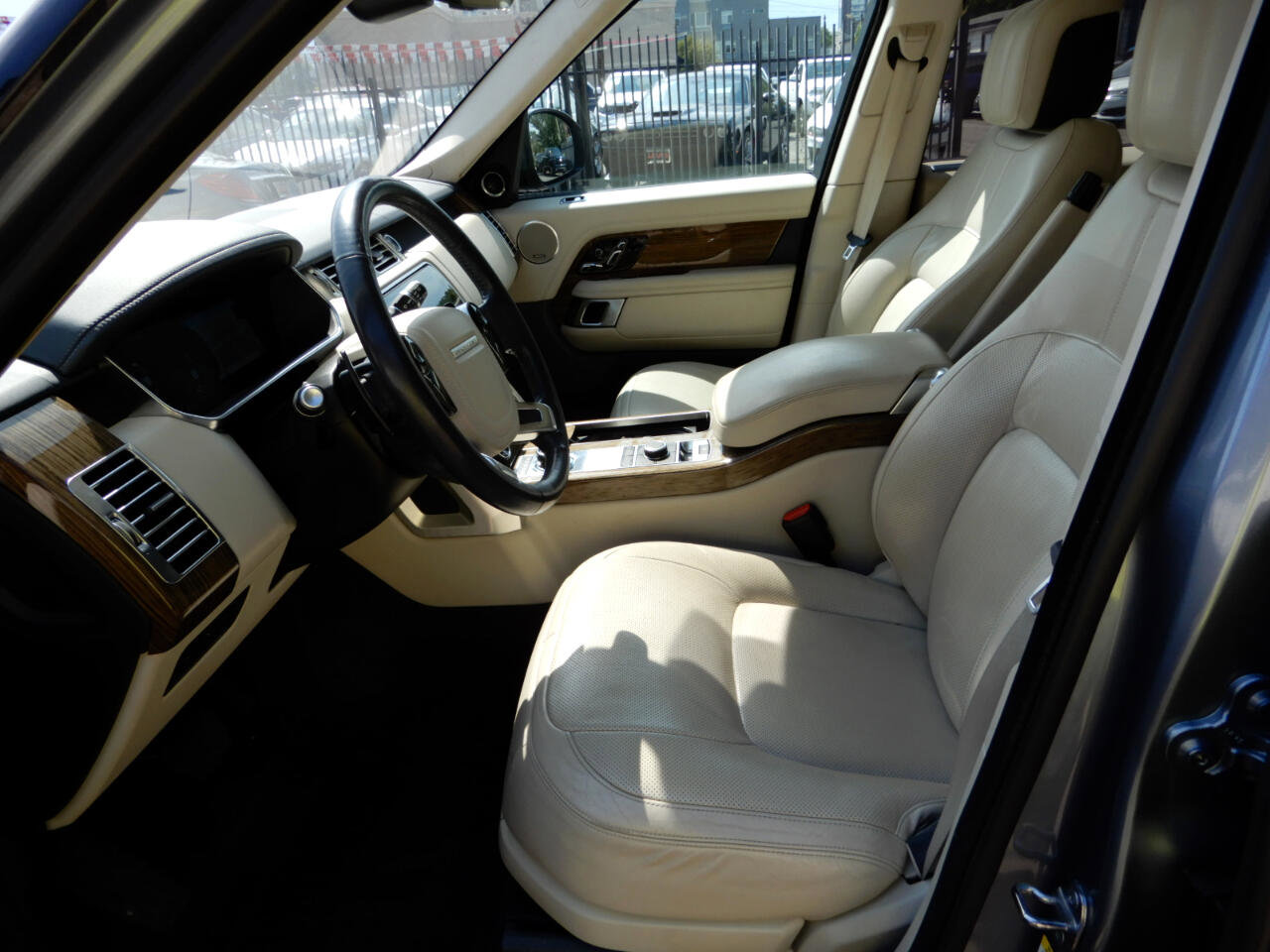 Used 2019 Land Rover Range Rover HSE image 11