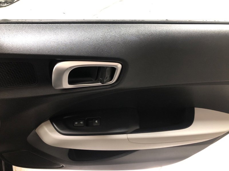 Used 2023 Hyundai Venue SEL image 15