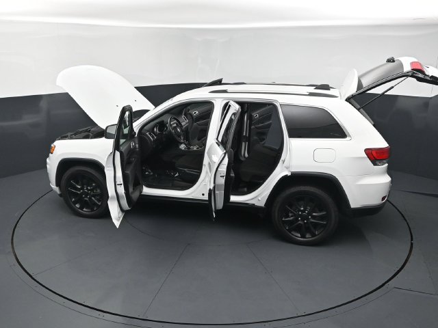 Used 2021 Jeep Grand Cherokee Laredo AWD/4WD image 27