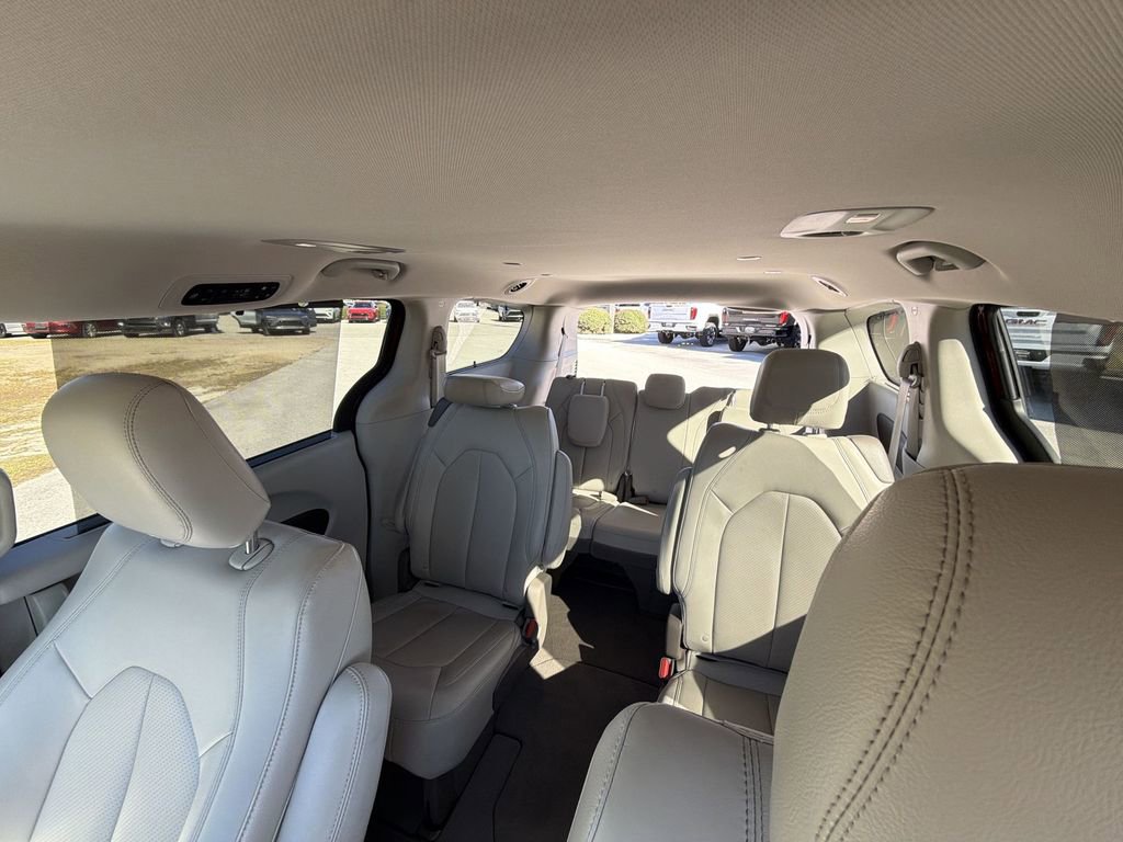 Used 2020 Chrysler Pacifica Touring-L image 11