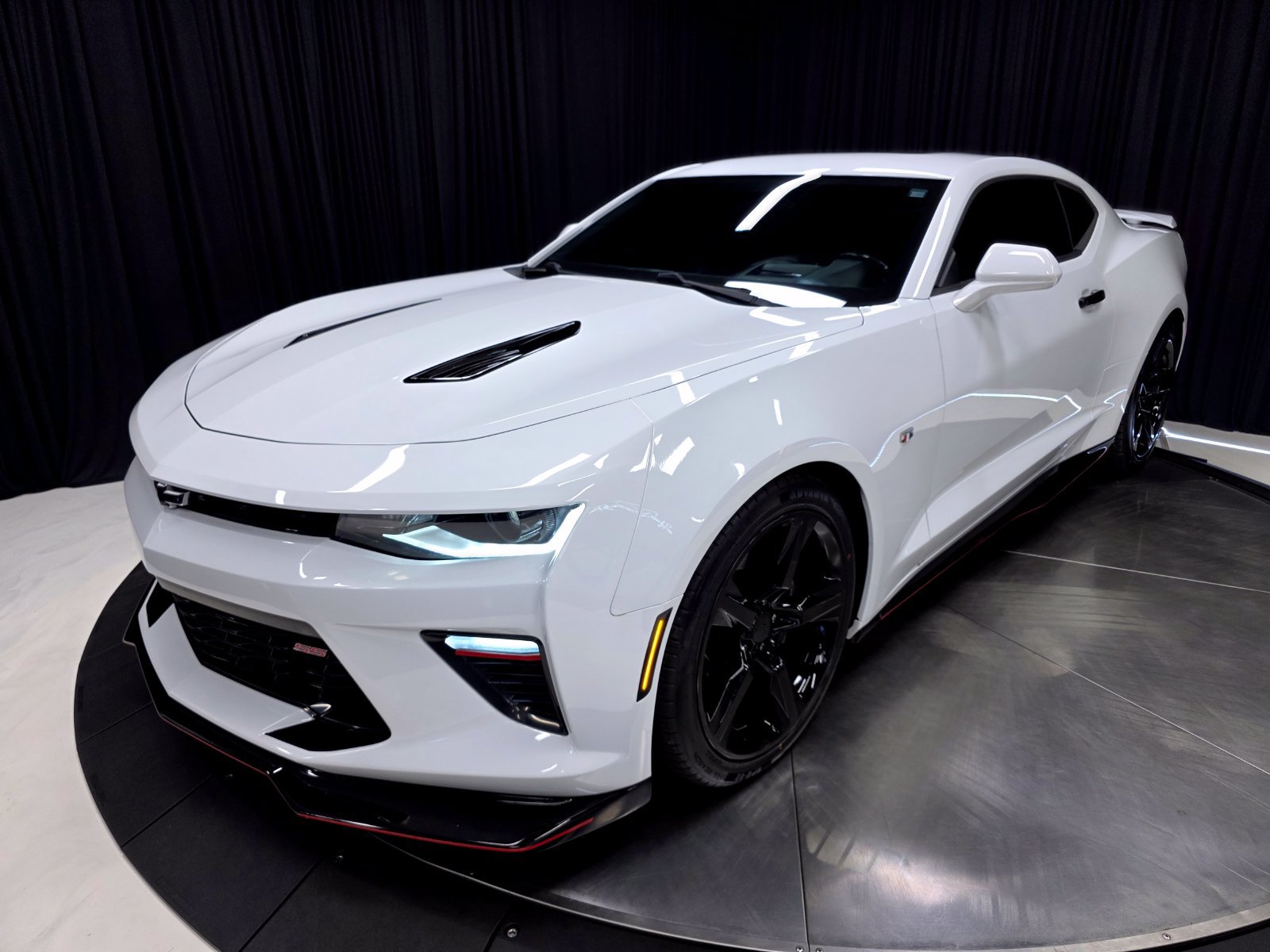 Used 2018 Chevrolet Camaro SS RWD image 47