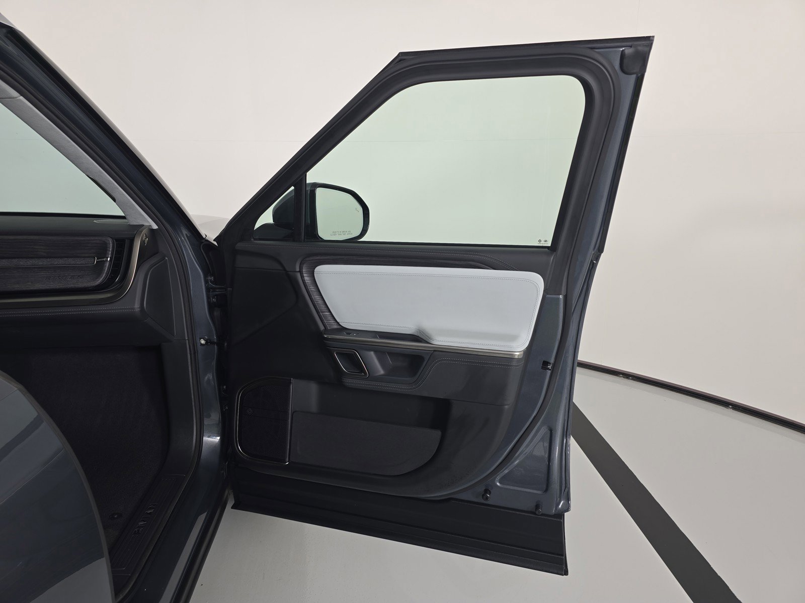 Used 2024 Rivian R1S Adventure AWD/4WD image 18