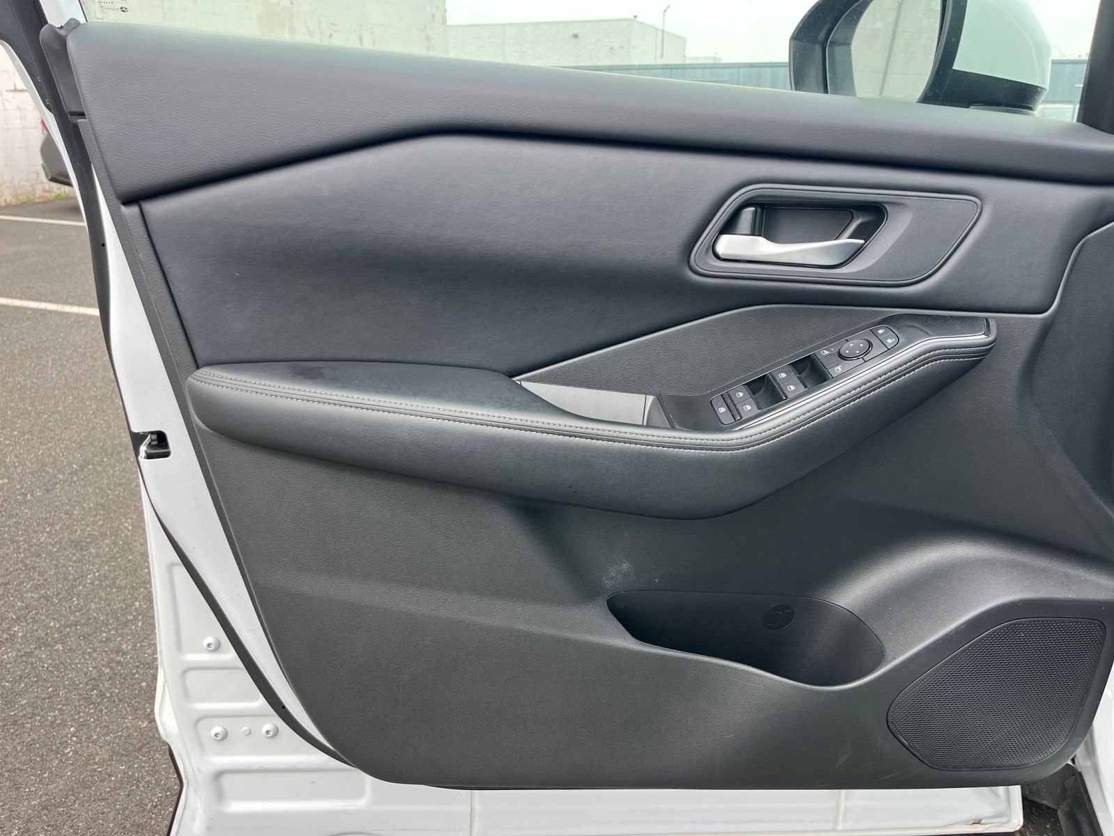 Used 2025 Nissan Rogue SV FWD image 18