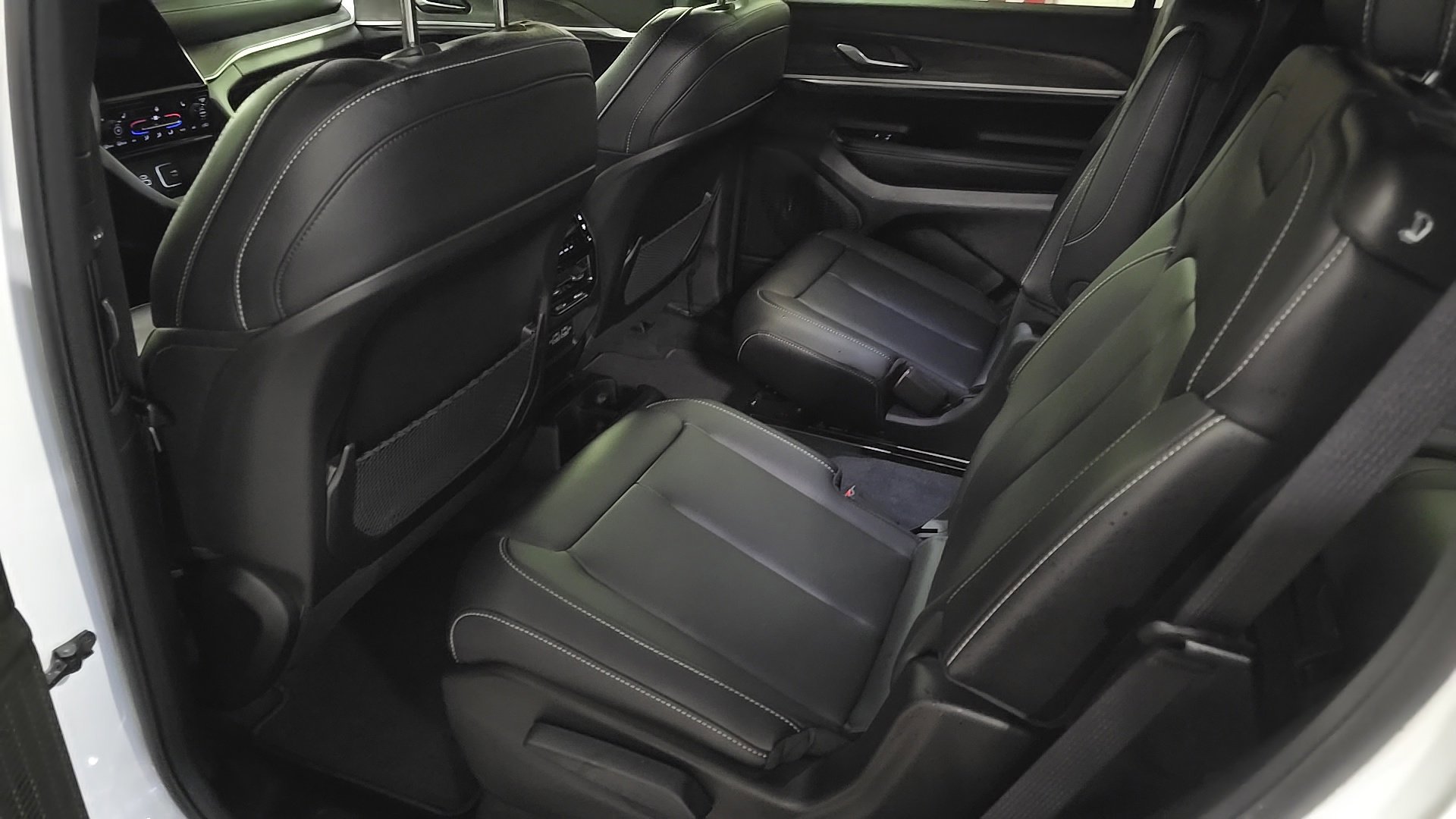 Used 2025 Jeep Grand Cherokee L Limited w/ Black Appearance Package image 12