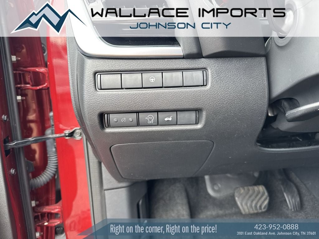 Used 2025 Nissan Rogue SL AWD/4WD image 31