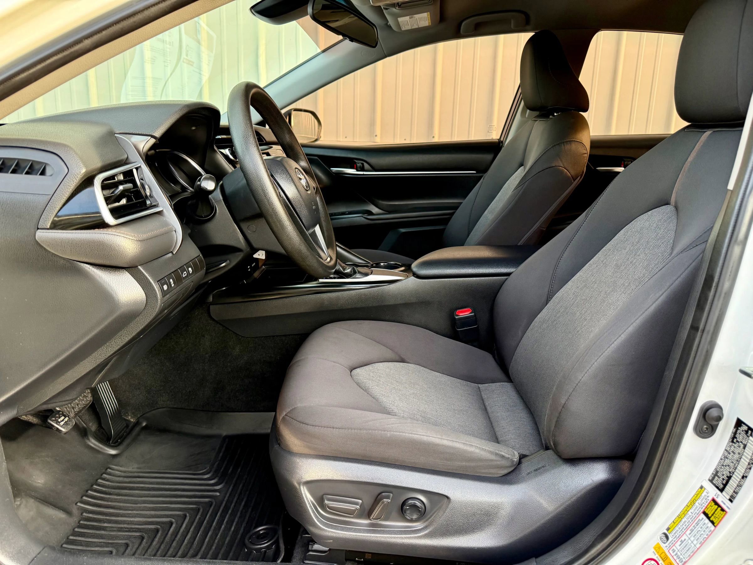 Used 2018 Toyota Camry LE FWD image 29