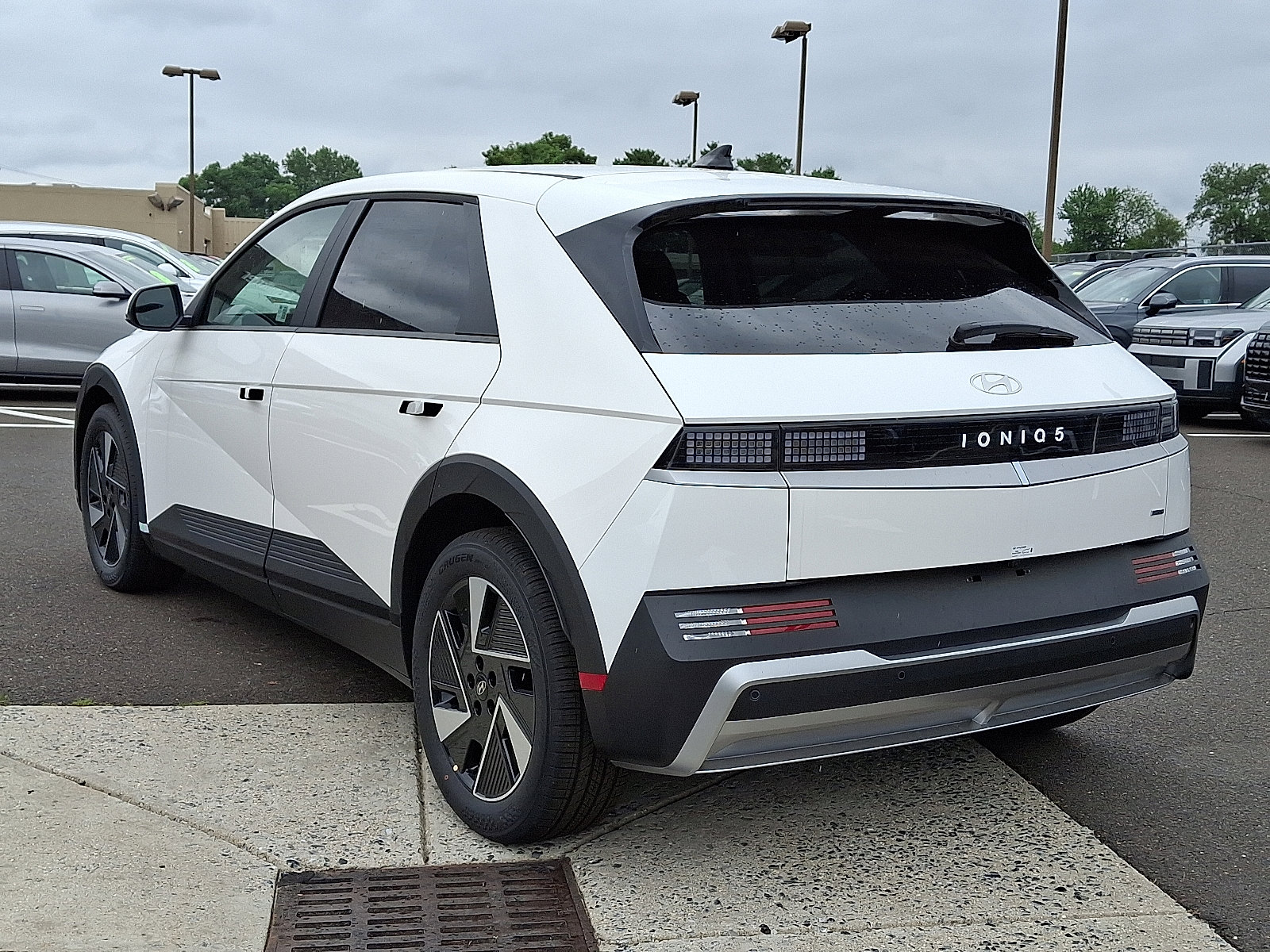 New 2025 Hyundai Ioniq 5 SE image 4