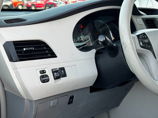 Used 2012 Toyota Sienna XLE AWD/4WD image 12