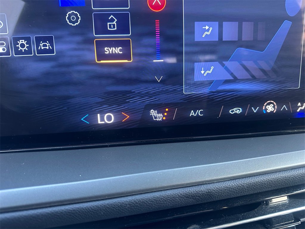 Used 2025 Chevrolet Traverse LT image 21