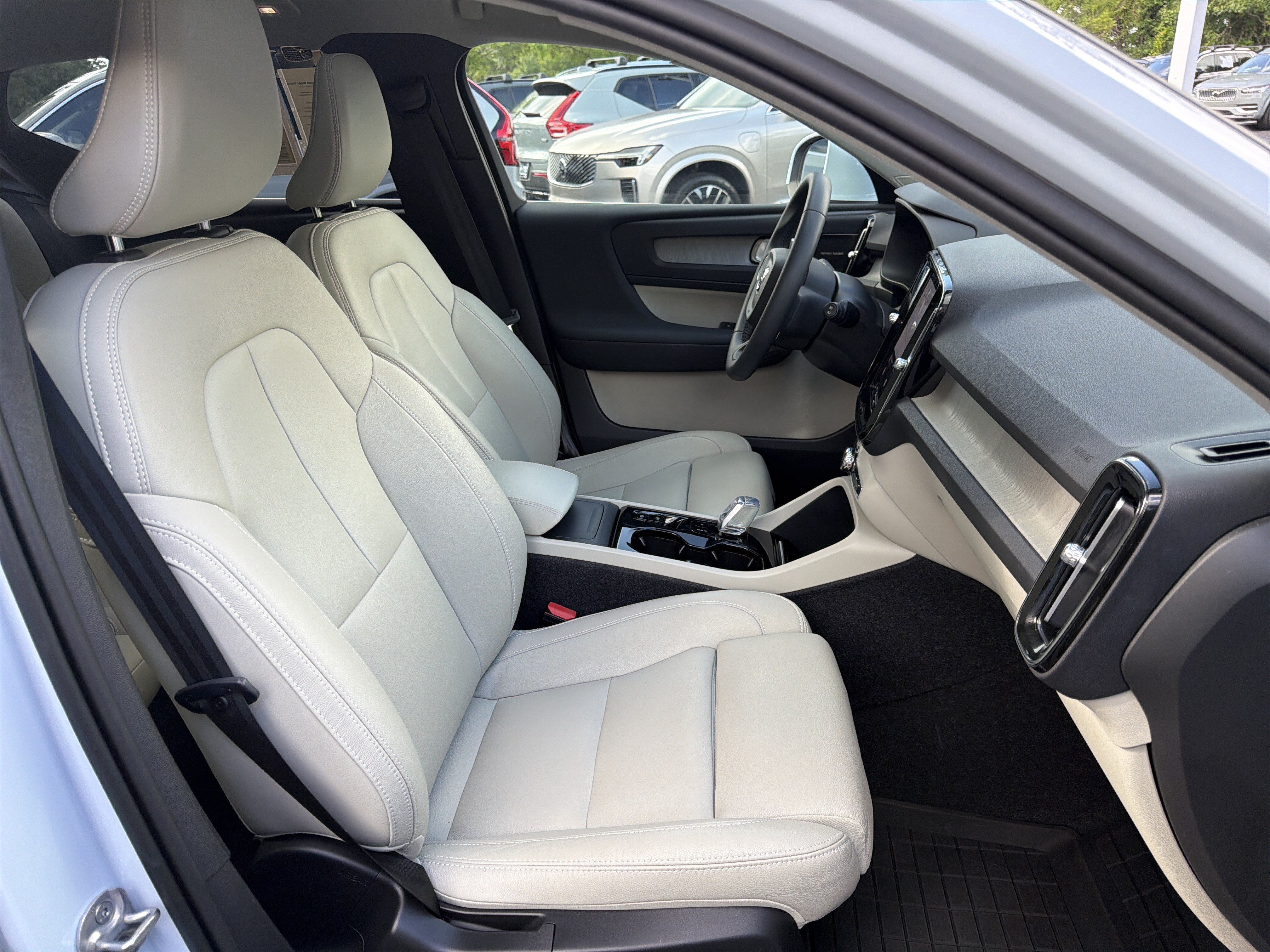 Certified 2024 Volvo XC40 B5 Ultimate w/ Protection Package Premier AWD/4WD image 35