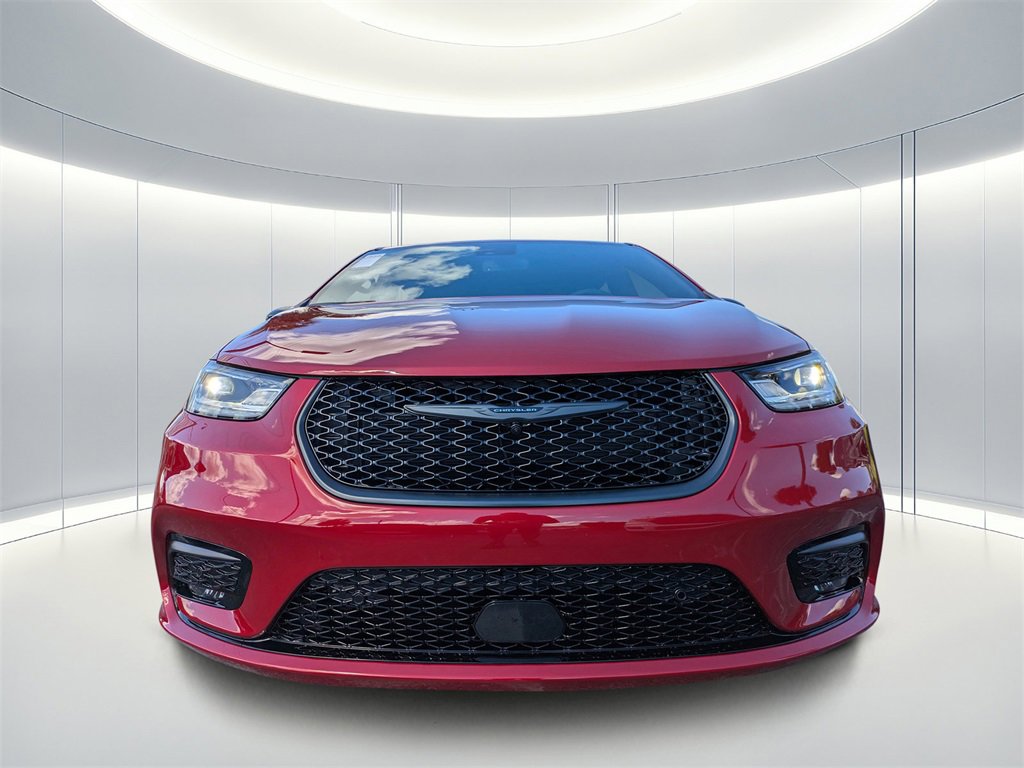 New 2026 Chrysler Pacifica Limited w/ Uconnect Theater Family Group image 9