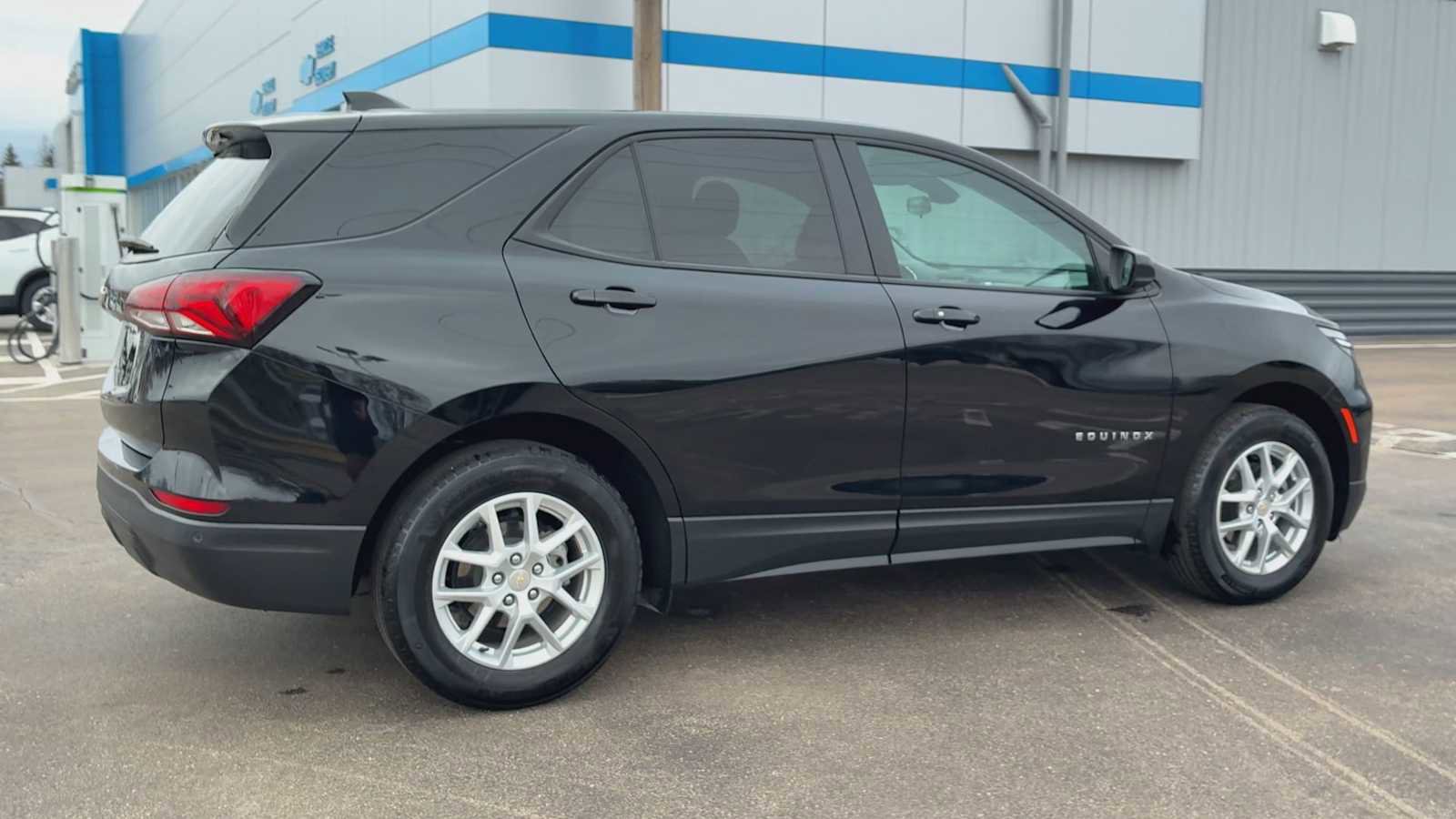 Used 2024 Chevrolet Equinox LS w/ LS Convenience Package image 2