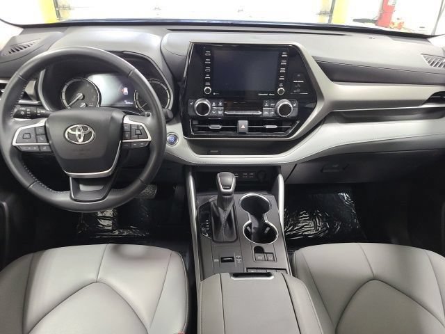 Used 2022 Toyota Highlander XLE FWD image 24