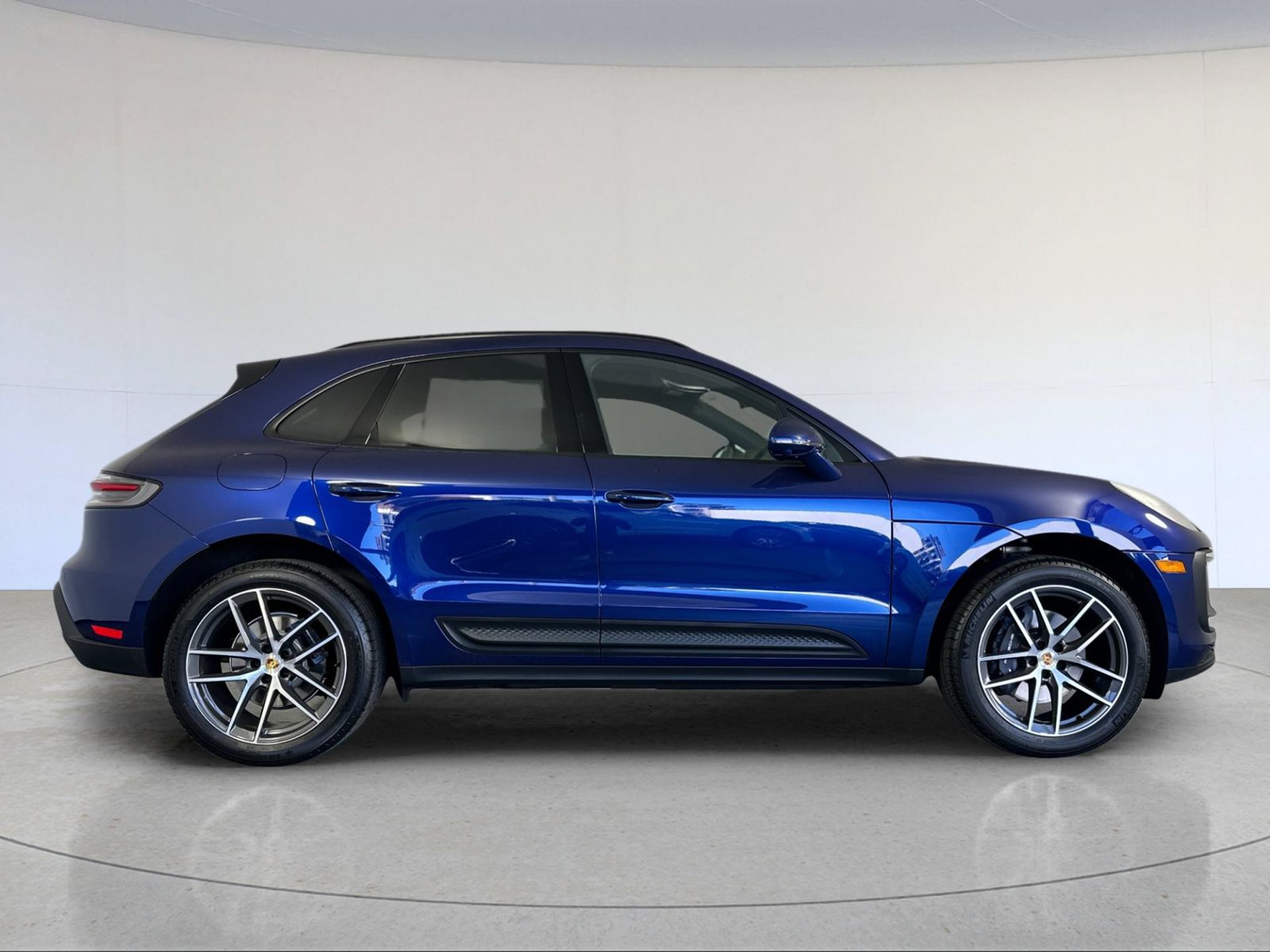 Certified 2026 Porsche Macan AWD/4WD image 9