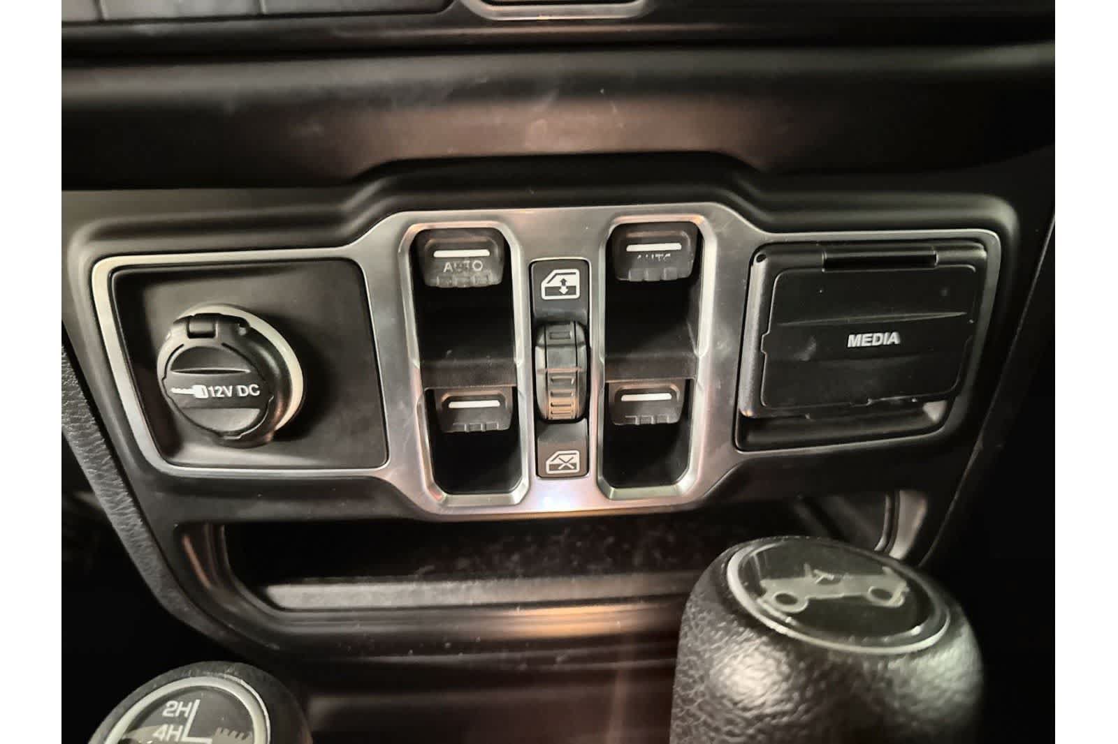 Used 2018 Jeep Wrangler Unlimited Sahara AWD/4WD image 28