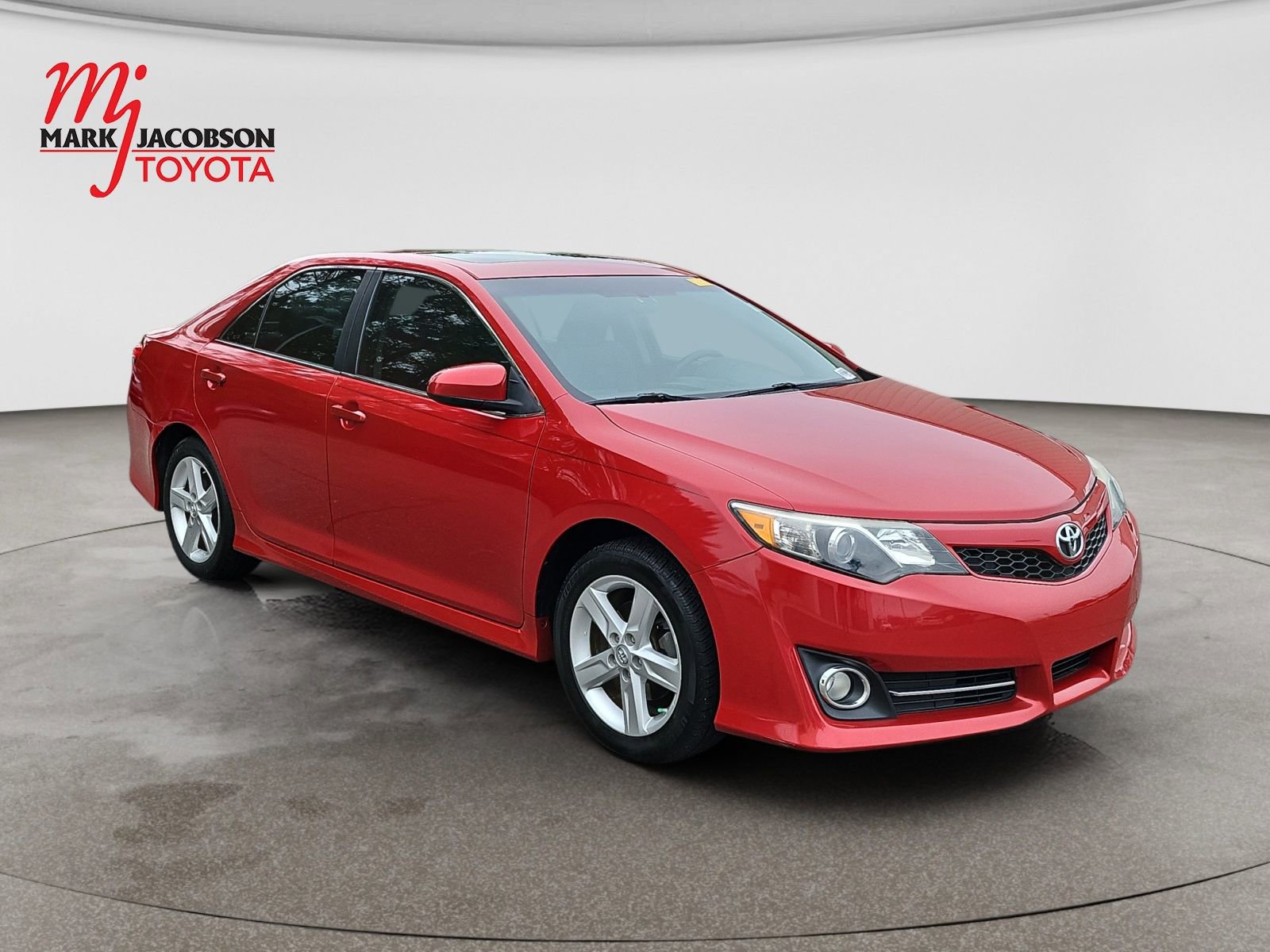 Used 2014 Toyota Camry SE w/ Moonroof Package FWD image 3