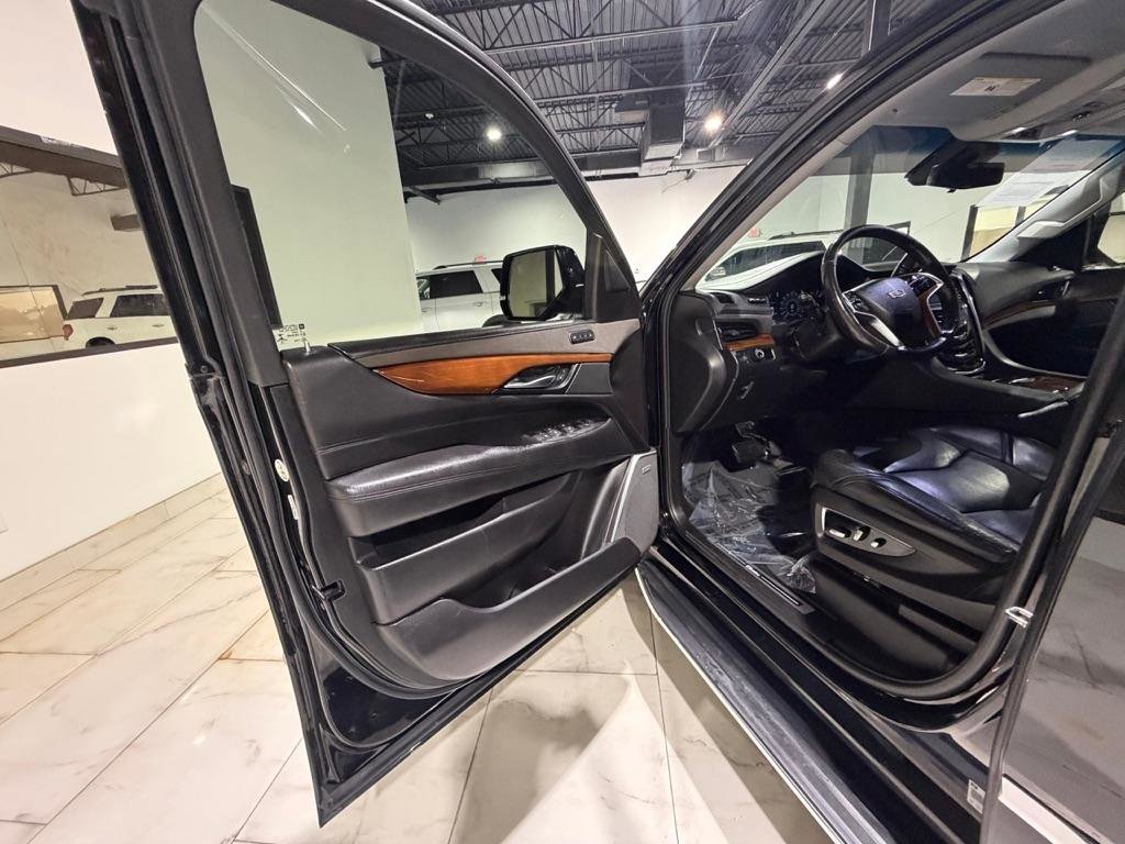 Used 2018 Cadillac Escalade ESV Premium Luxury image 37