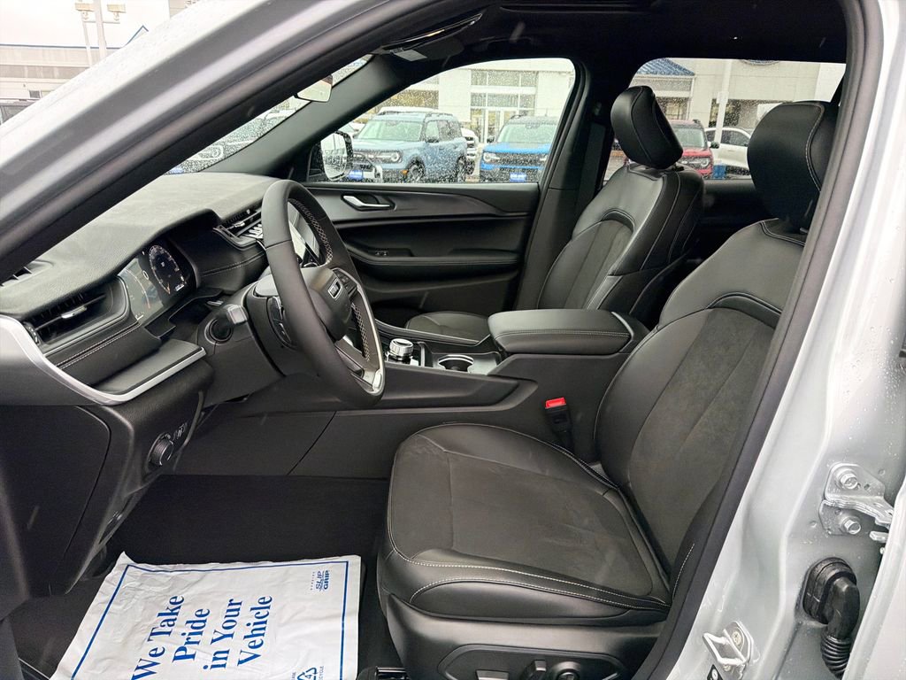 New 2025 Jeep Grand Cherokee L Altitude image 9