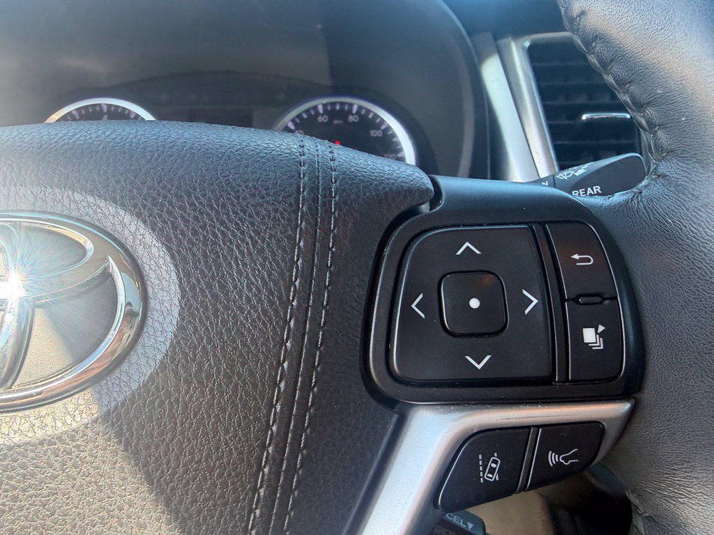 Used 2019 Toyota Highlander Limited Platinum AWD/4WD image 18