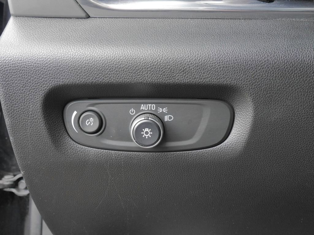 Used 2020 Chevrolet Traverse LS image 23