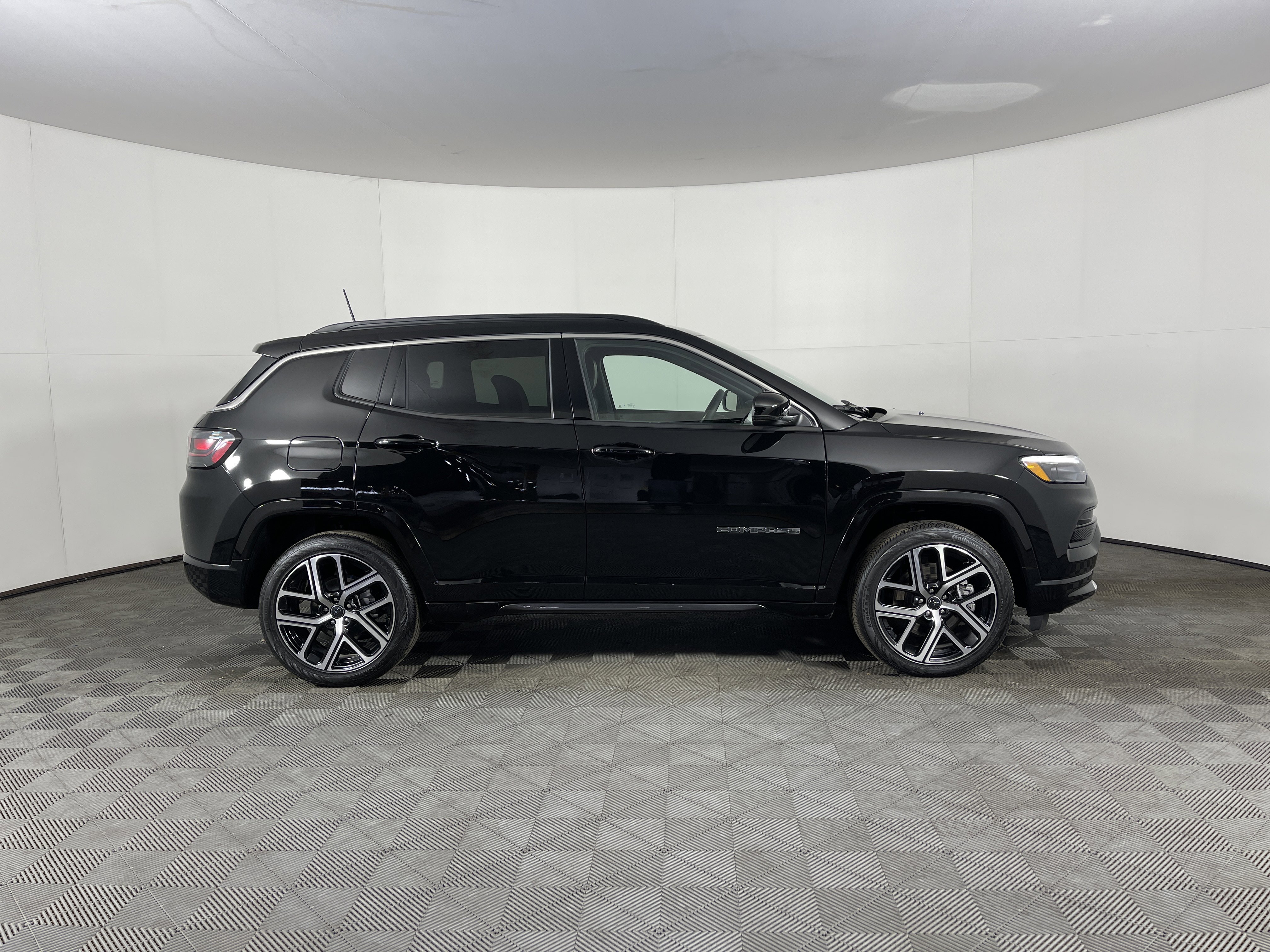 Used 2025 Jeep Compass Limited w/ Elite Group image 5