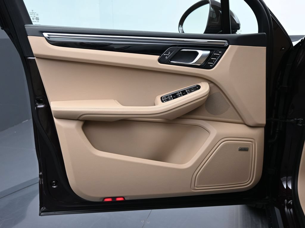 Certified 2026 Porsche Macan AWD/4WD image 13