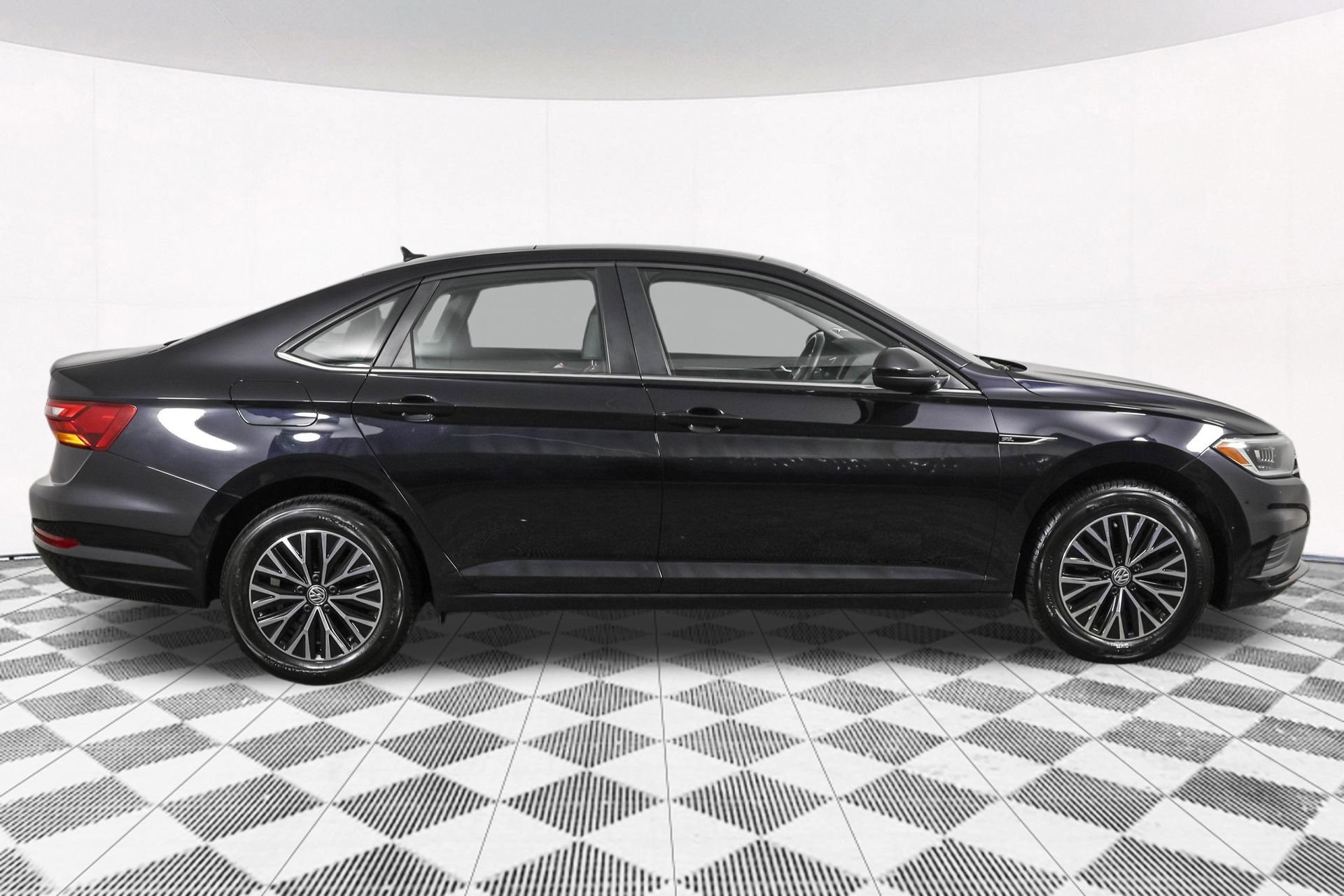 Used 2019 Volkswagen Jetta SEL w/ Cold Weather Package FWD image 13