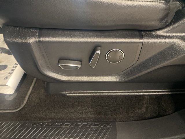Used 2019 Ford Expedition XLT w/ Equipment Group 202A AWD/4WD image 27