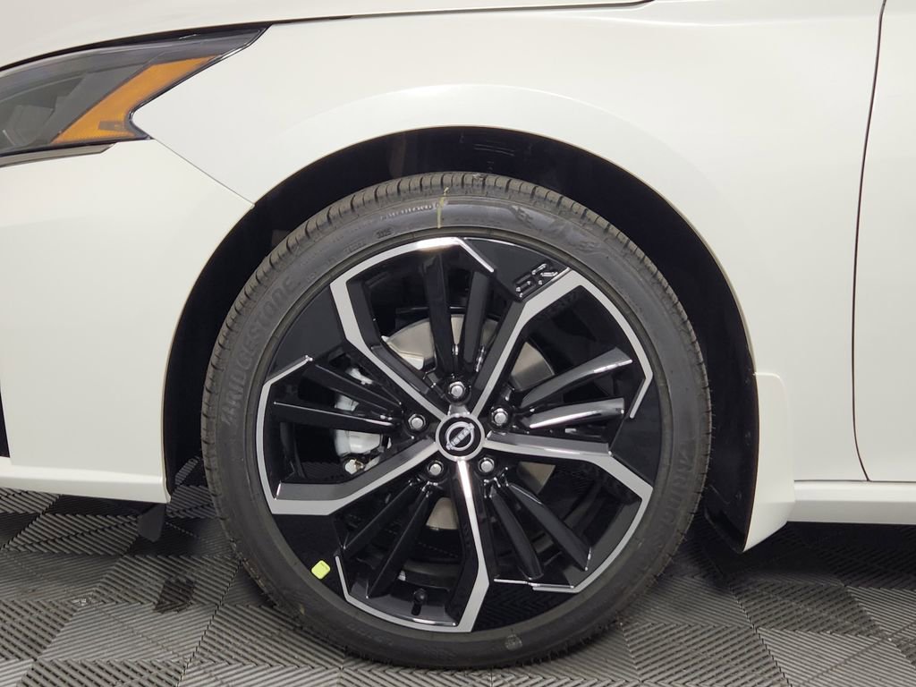 New 2025 Nissan Altima 2.5 SR w/ SR Premium Package AWD/4WD image 16