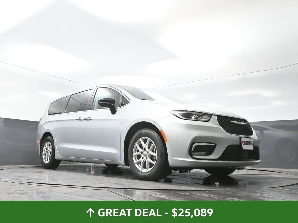 Used 2024 Chrysler Pacifica Touring-L image 55