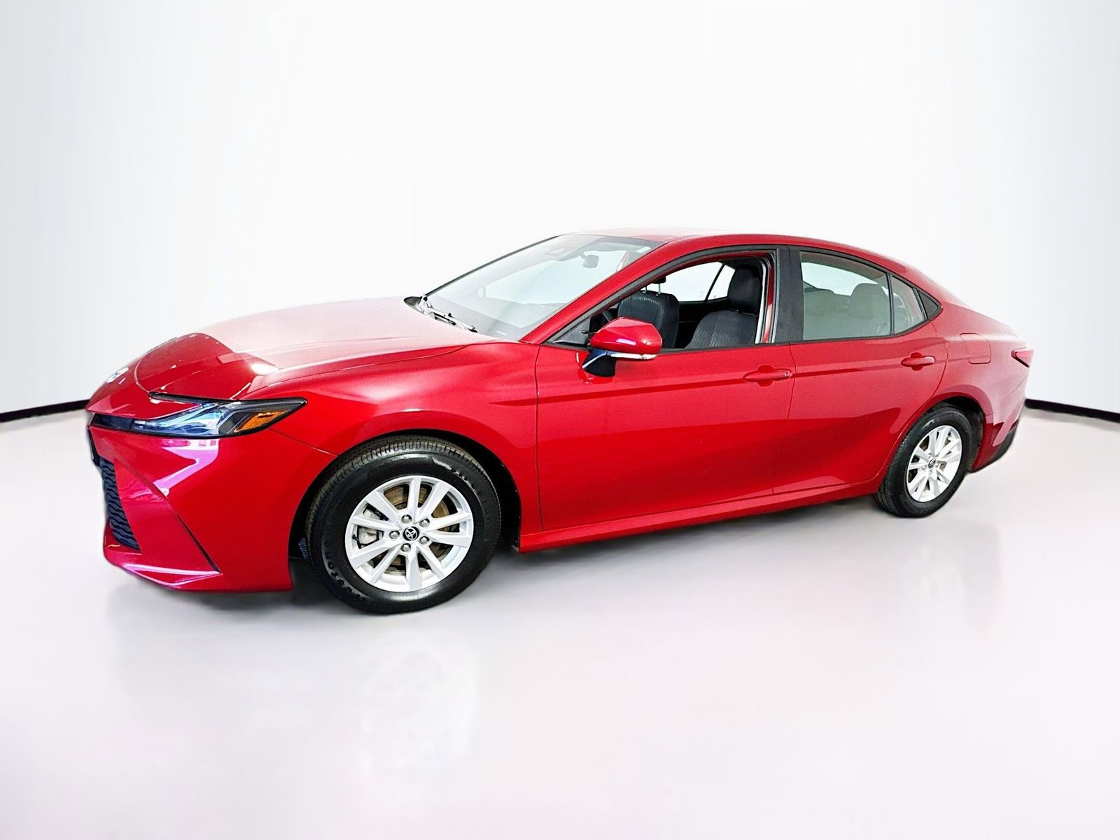 Used 2025 Toyota Camry LE image 4