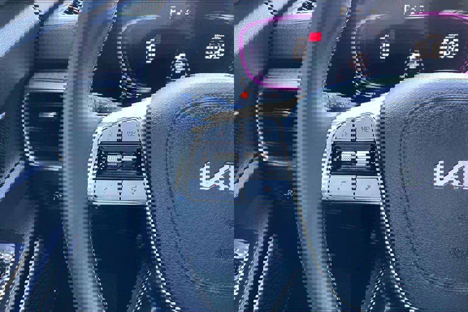 Used 2024 Kia Telluride EX w/ EX Captain's Chair Package image 24