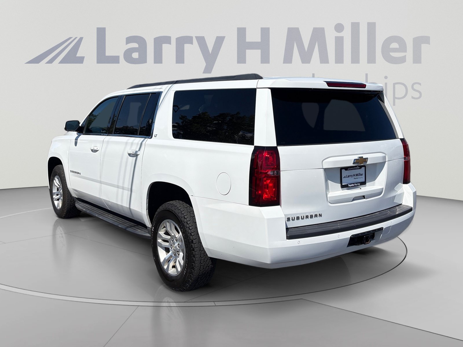 Used 2018 Chevrolet Suburban LT w/ Luxury Package AWD/4WD image 3