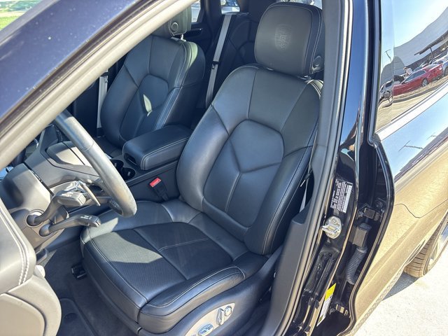 Used 2025 Porsche Macan AWD/4WD image 21